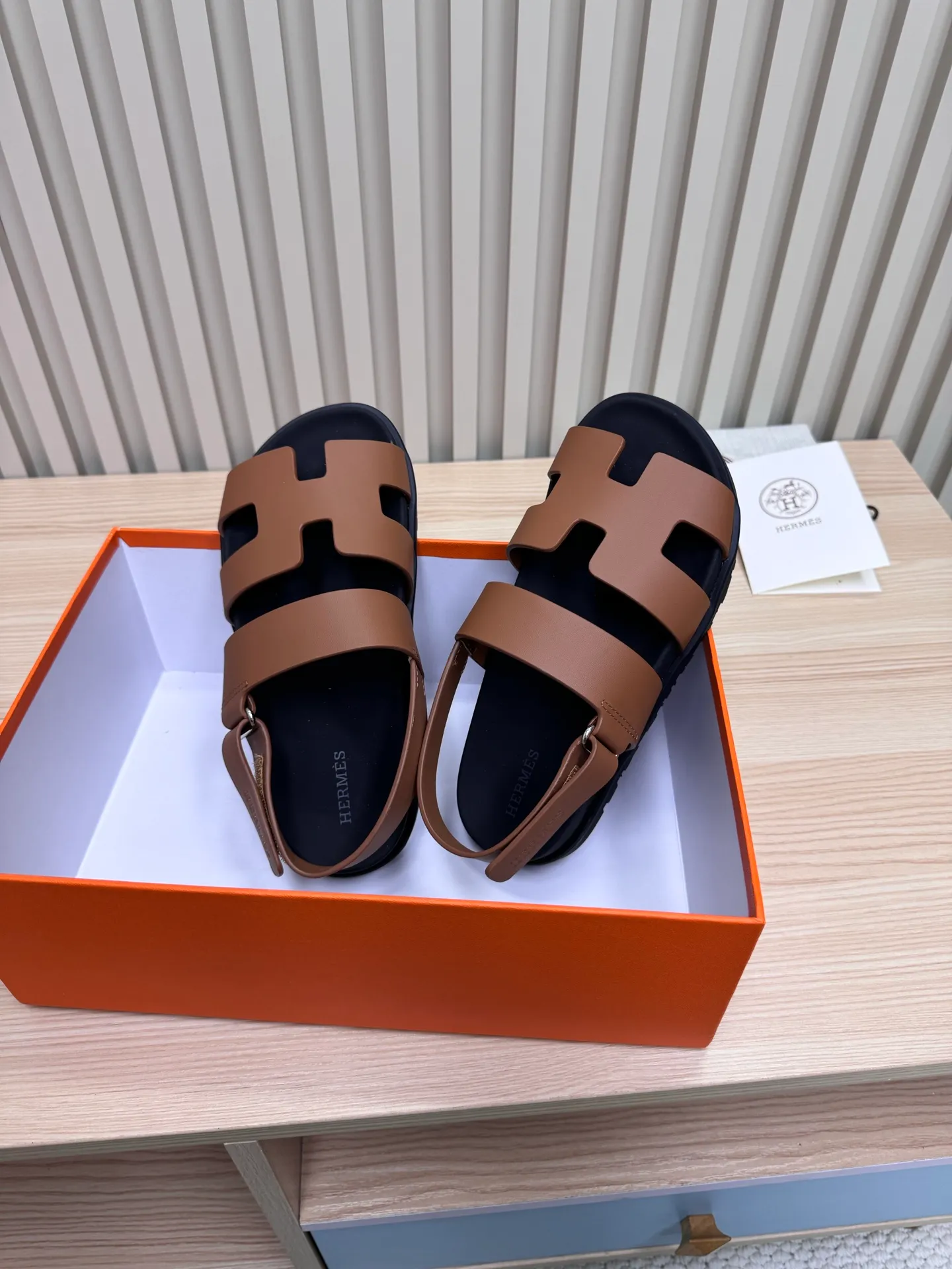 👟👟Ex-factory price 502👟👟Hermes🐎The extremely popular couple’s second uncle slippers/golden sandals and slippers, paired with various colorful socks, are so trendy!  ———————— Upper: imported cowhide/sheep leather/cloth/palmprint leather lining: imported cowhide/sheepskin outsole: Tpu non-slip and wear-resistant outsole Female size: 35-42 (40.41.42 non-returnable and non-exchangeable) Male code: 39-45 (45 non-returnable and non-exchangeable)